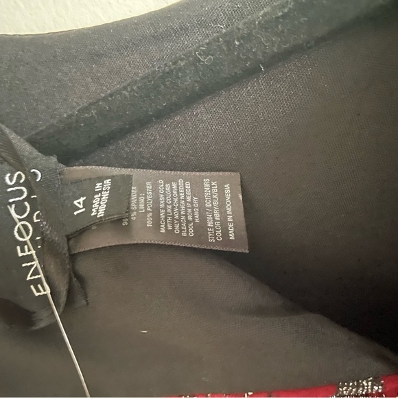 Burgundy En Focus Dress - Picture 5 of 5